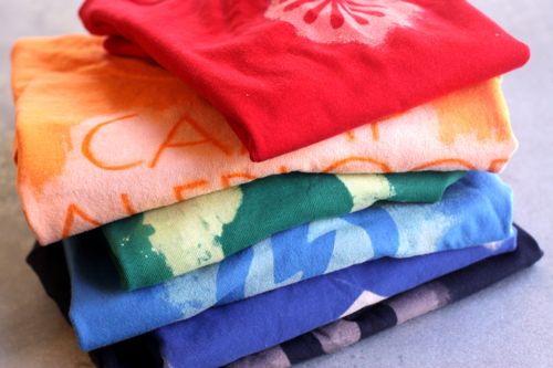 Ide Hadiah Buatan Tangan Cantik yang ditampilkan oleh blog gaya hidup top AS, Design Mom: DIY bleach tees tshirt