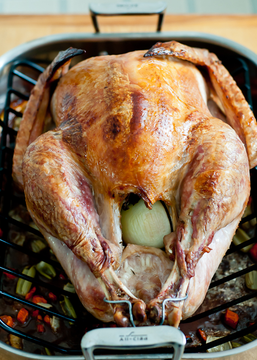 tutorial for the perfect Thanksgiving Turkey | 7 Secrets For a Juicy Thanksgiving Turkey featured by top lifestyle blog, Design Mom