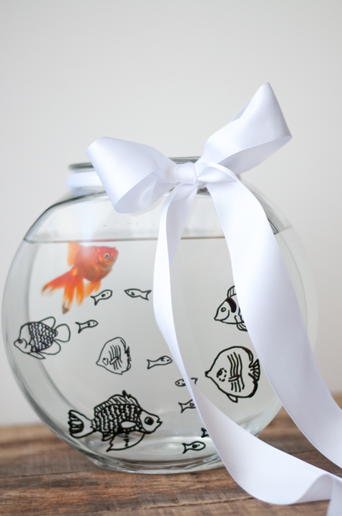 A cute gift idea! Customize a fishbowl with these (free!) downloadable doodles. #DIY