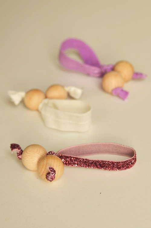 Ide Hadiah Buatan Tangan Cantik yang ditampilkan oleh blog gaya hidup top AS, Design Mom: pelintiran rambut manik-manik kayu
