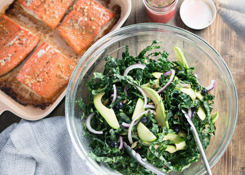 salmon panggang dengan salad kale yang sehat