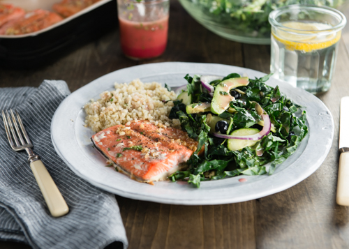 salmon ringan dan segar dengan salad kale dan quinoa