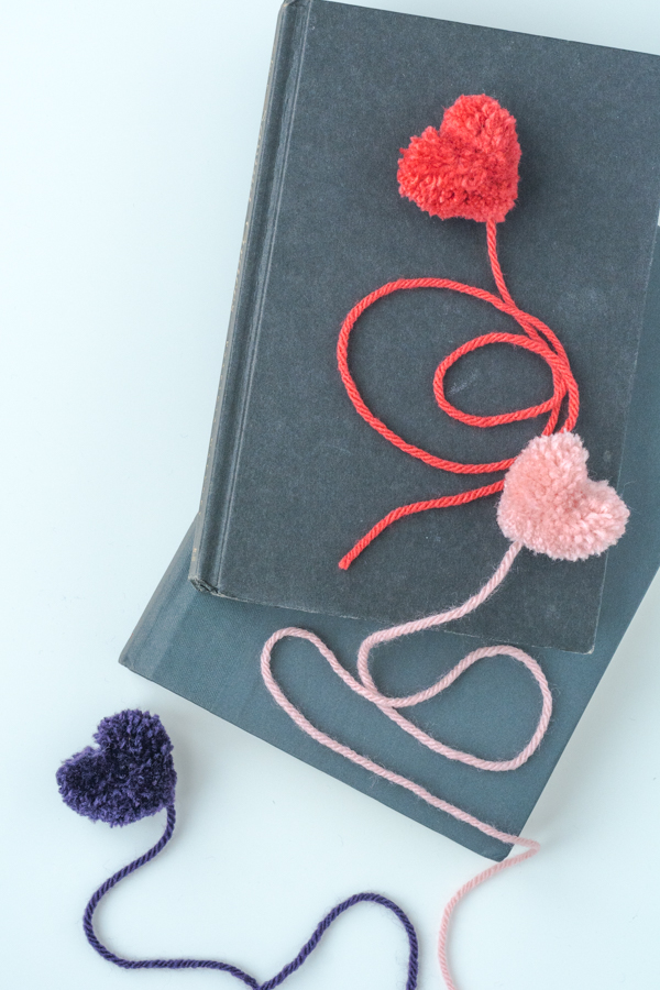 Cara Membuat Bookmark Jantung Pom Pom.  Mudah!  Dan Valentine yang Sempurna