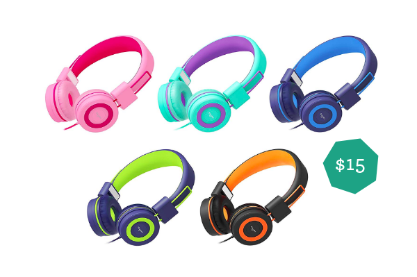 Hadiah Teratas untuk Tweens ditampilkan oleh blog teratas, Design Mom: gambar headphone berwarna-warni